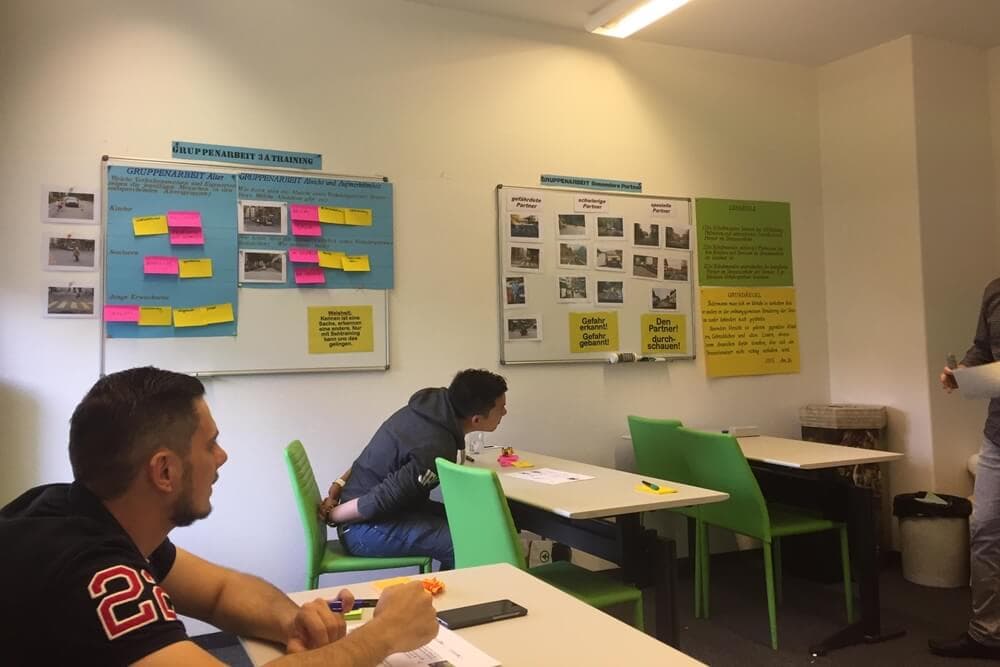 Kursteilnehmende im Schulungsraum